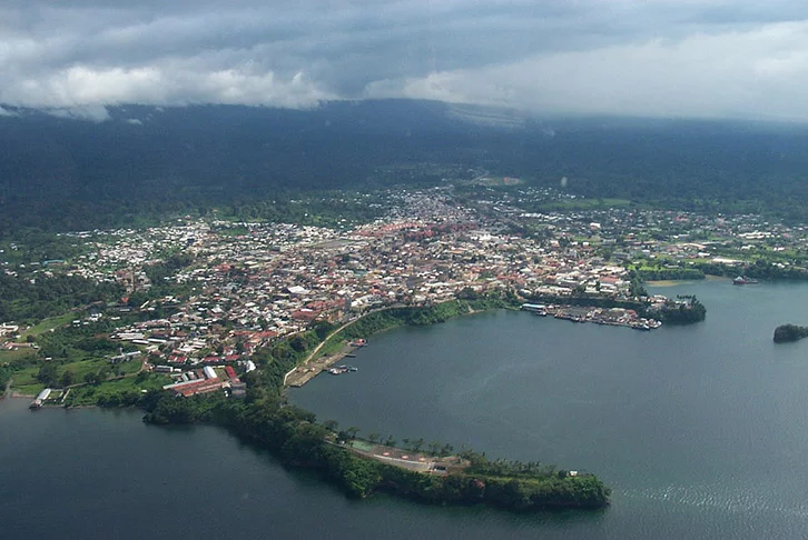 A capital Malabo é a cidade mais antiga. Outra atração é o Parque Nacional Monte Alén, criado em 1990,onde vivem espécies , como o sapo golias, o maior sapo do mundo. 