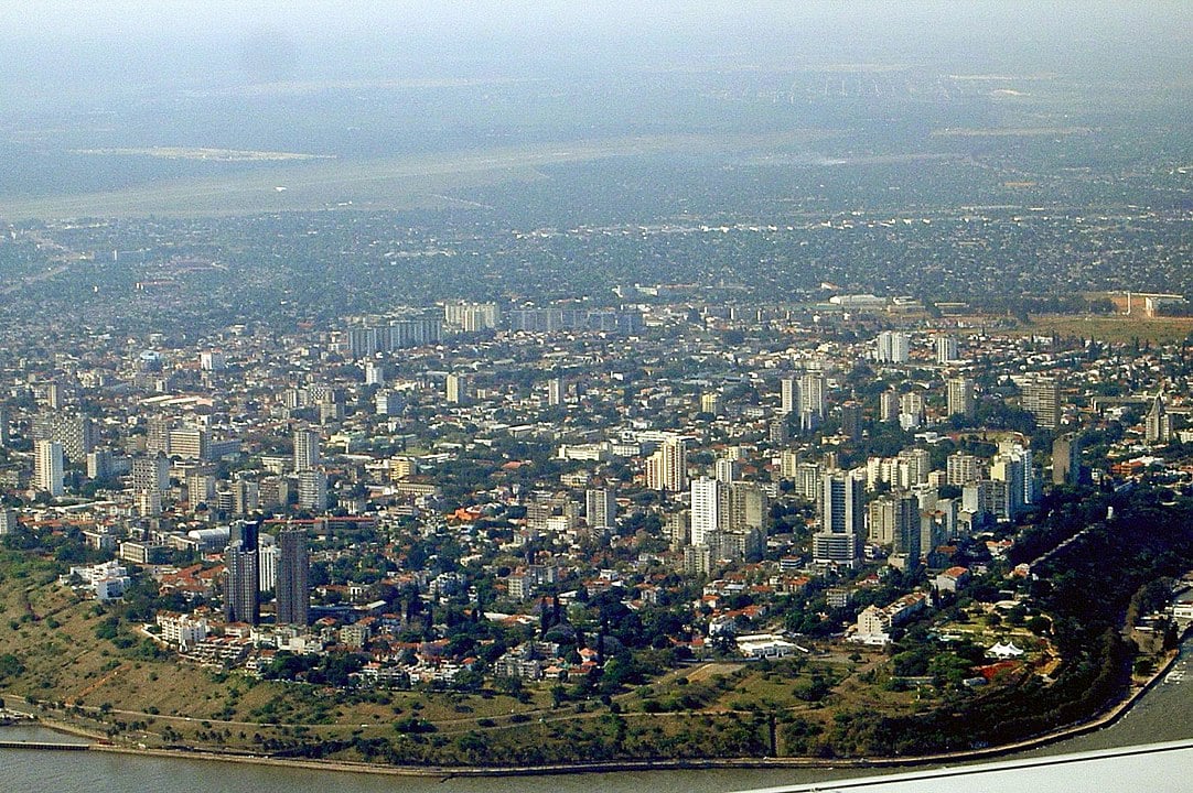 O país, cuja capital é Maputo, fica no sul da África, com longo litoral no Oceano Índico e praias conhecidas, como Tofo (foto), e parques marinhos. Há ilhas que preservam ruínas da era colonial, espécies marinhas e recifes de corais em belas paisagens. 