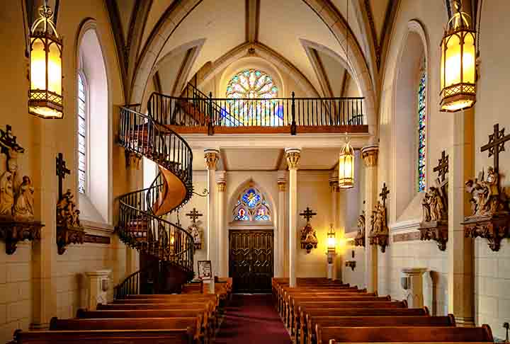 Loretto Chapel, Santa Fé, EUA: A escadaria milagrosa tem 33 degraus e foi construída em 1878. O acesso é pela igreja, sendo famosa por sua estrutura espiral que desafia explicações arquitetônicas