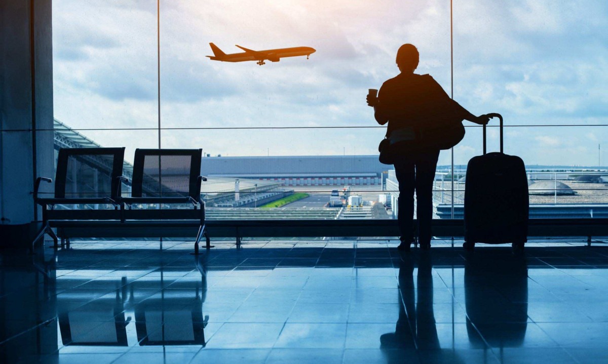  travel by plane, woman passenger waiting in airport, silhouette of passenger in airport watching aircraft taking off
     -  (crédito:  Getty Images)