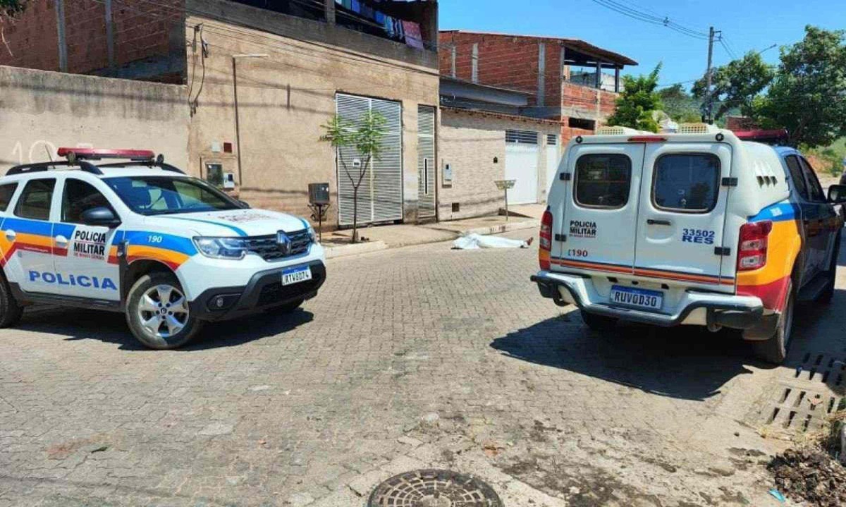 Com quatro policiais, em duas viaturas, PM combate o tráfico d drogas -  (crédito: PMMG)