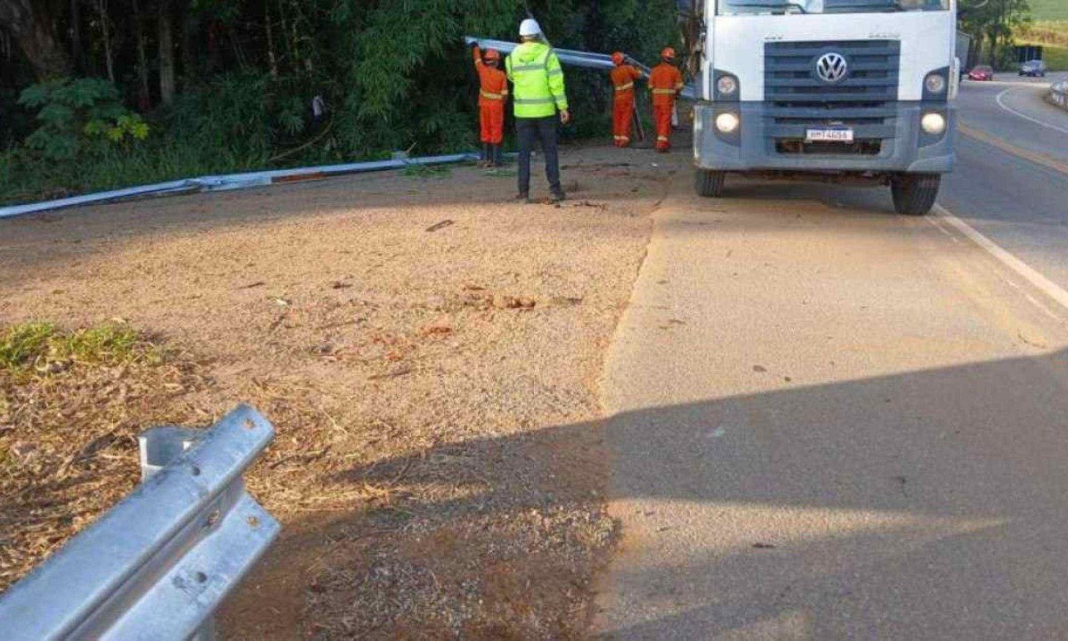 Acesso de estrada rural na BR-459 é reaberto em menos de 24 horas após ser instalado por concessionária. -  (crédito: Imagem cedida ao Terra do Mandu)