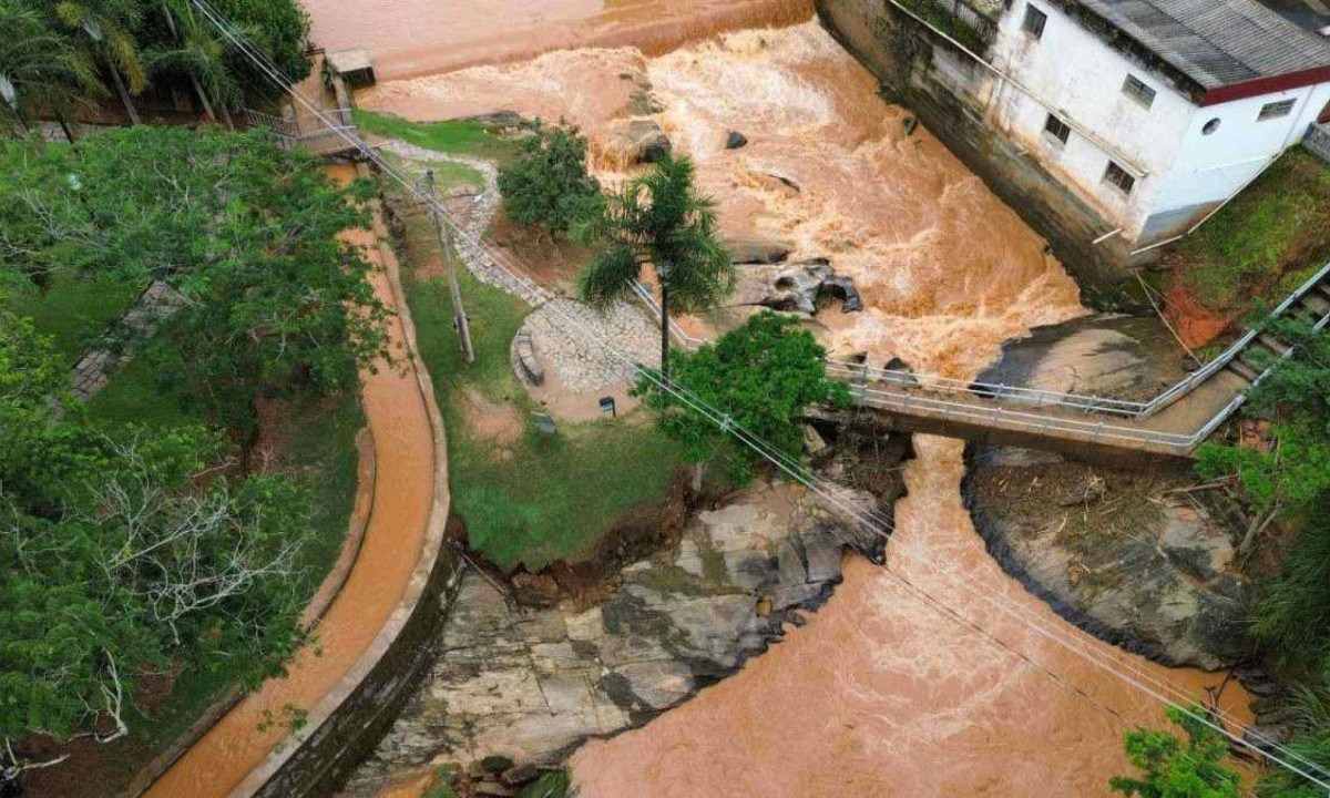 Chuvas destruíram duas pontes, o que deixou bairros ilhados. Ainda, 104 ficaram desalojadas e outras 15 desabrigadas -  (crédito: Divulgação/Defesa Civil de Dom Silvério)