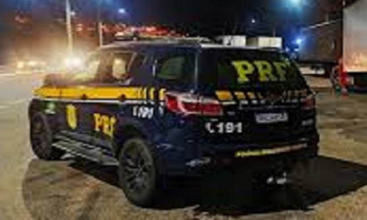 Segundo o Boletim de Ocorrências da Polícia Rodoviária Federal (PRF), o motorista do caminhão, de 43 anos, perdeu o controle de veículo -  (crédito: PRF)