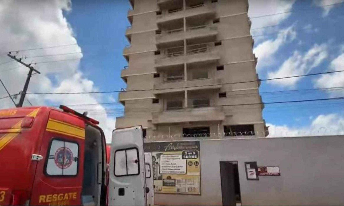 Elevador despencou do quarto andar do prédio em construção -  (crédito: Divulgação/CBMG)