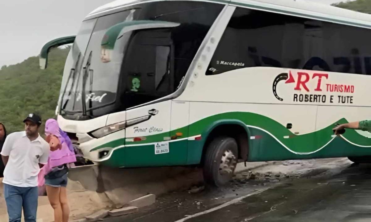 No ônibus viajam 48 pessoas e nenhuma delas se feriu -  (crédito: Samu/Divulgação)