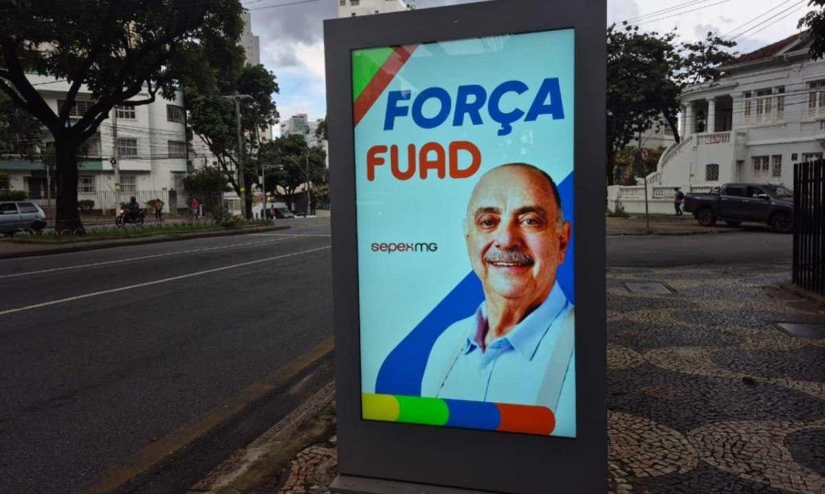 Mensagens de apoio a recuperação do prefeito Fuad Noman foram veiculadas em pontos de ônibus e outros lugares da capital mineira -  (crédito: Thiago Bonna/EM/D.A Press)
