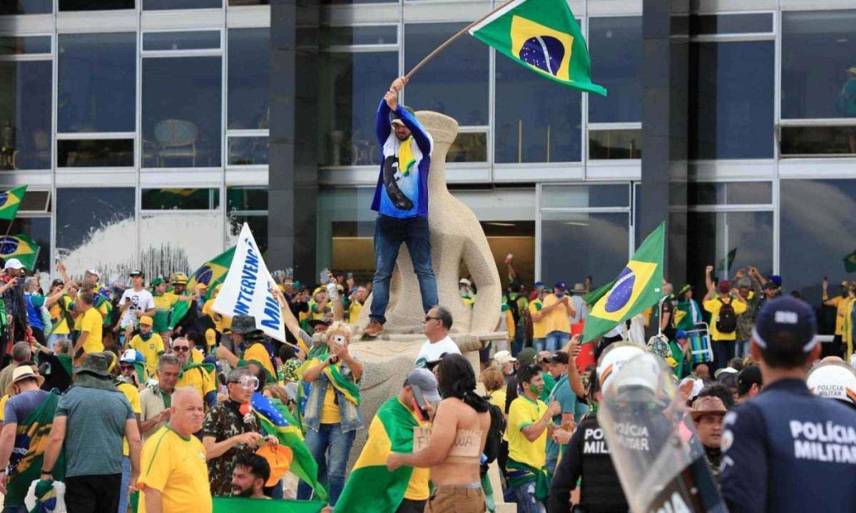Apoiadores do ex-presidente Jair Bolsonaro invadiram e depredaram os prédios na Praça dos Três Poderes em Brasília, após a eleição do presidente Lula -  (crédito: Sergio Lima / AFP)