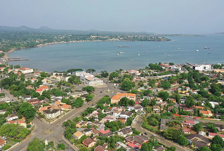 Sua capital e cidade mais populosa é São Tomé. Além da paisagem natural, com belas praias, tem importantes conjuntos arquitetônicos e históricos, como a Fortaleza de São Sebastião (foto), de 1575.