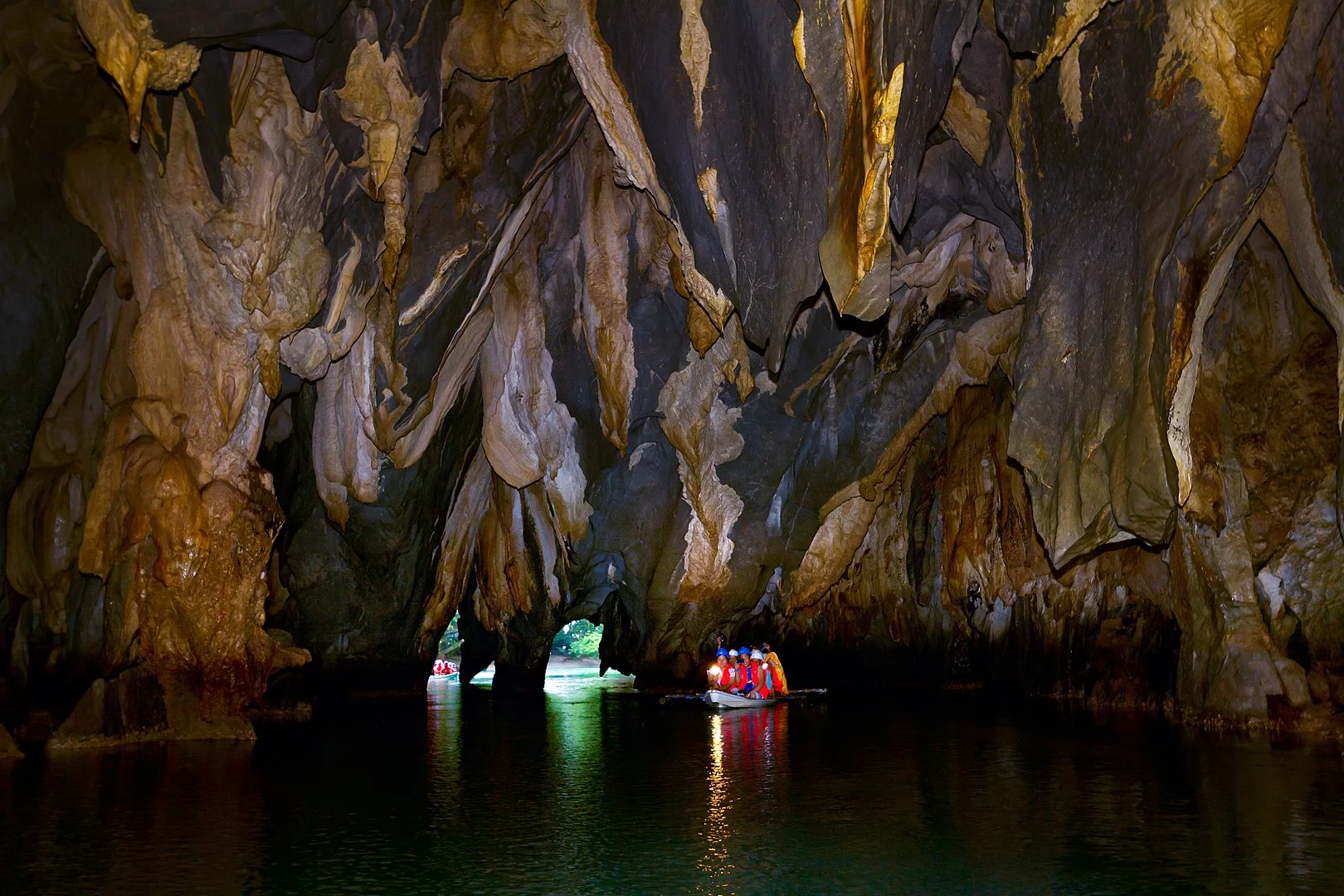 Suas águas são cristalinas e refletem as estalactites e estalagmites da caverna. 