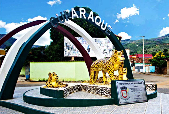 Cuparaque (Minas Gerais - Cidade com 5 mil habitantes numa Ã¡rea de 226 km2, a 200m de altitude e  497 km da capital Belo Horizonte. 