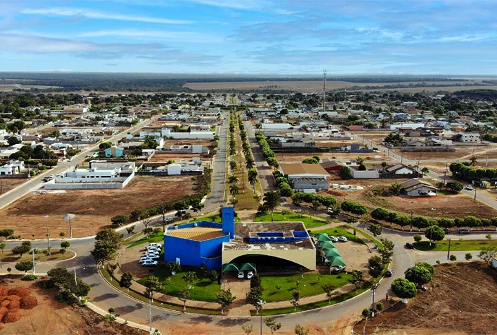 Feliz Natal (Mato Grosso) - Cidade com 13.400 habitantes numa área de 11.400 km², a 370m de altitude e 530 km de distância da capital Cuiabá.