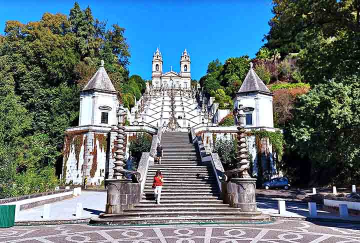 Escadaria das Carmelitas Descalças, Braga, Portugal: Conhecida como Escadaria do Bom Jesus, tem 577 degraus que levam ao Santuário do Bom Jesus do Monte. Criada em 1811, o acesso pode ser feito a pé ou por funicular, sendo um marco religioso e turístico em Portugal.
