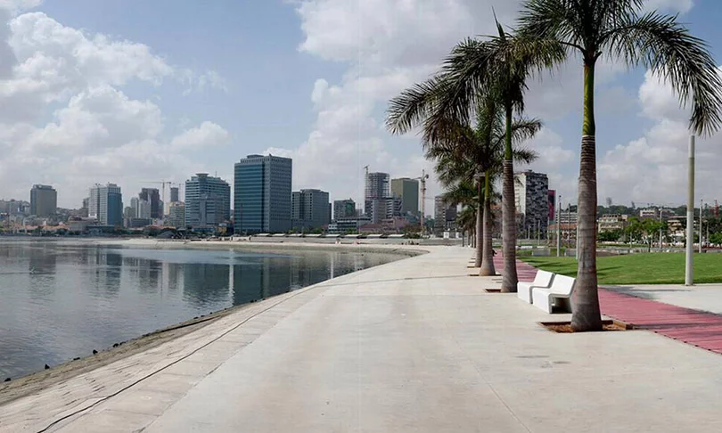 A capital Luanda (foto) também tem belezas naturais. A vizinha, Mussulo, também atrai visitantes pelas praias. O Parque Nacional de Cangadala e a Fenda de Tundavala são paraísos para ecoturistas. 