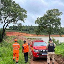 Como medida preventiva, uma família, que mora próximo a estrutura, foi retirada de sua casa após estabilidade de barragem ser comprometida pelas chuvas, em Angelândia
 -  (crédito: CBMMG / Divulgação)