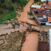 Chuvas destruíram duas pontes na cidade; outras duas estruturas ficaram danificadas -  (crédito: Divulgação/Defesa Civil de Dom Silvério)