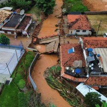 Chuvas destruíram duas pontes, o que deixou bairros ilhados. Ainda, 104 ficaram desalojadas e outras 15 desabrigadas -  (crédito: Divulgação/Defesa Civil de Dom Silvério)