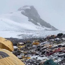 Monte mais alto do mundo, Everest acumula lixo despejado por alpinistas - Reprodução Instagram @tenzi_sherpa1999