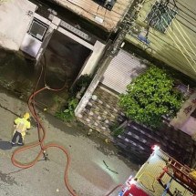 Corpo de Bombeiros foi acionado e controlou fogo causado por suspeito de esfaquear a esposa -  (crédito: CBMMG)