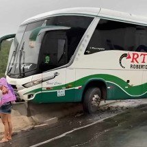 Ônibus derrapa, bate em carreta e para em mureta de concreto da BR 251 - Samu/Divulgação