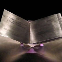 Foto do livro dos her&oacute;is e hero&iacute;nas da p&aacute;tria, com p&aacute;ginas de metal -  (crédito: MOIS&Eacute;S NAZ&Aacute;RIO/AG&Ecirc;NCIA SENADO)