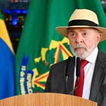 Gravata de Lula foi recado de que o governo é petista - EVARISTO SÁ/AFP