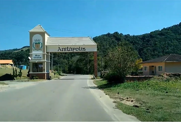 AnitÃ¡polis (Santa Catarina) - Cidade com 3.200 habitantes numa Ã¡rea de 542 kmÂ², a 430m de altitude e 98 km de distÃ¢ncia da capital FlorianÃ³polis.