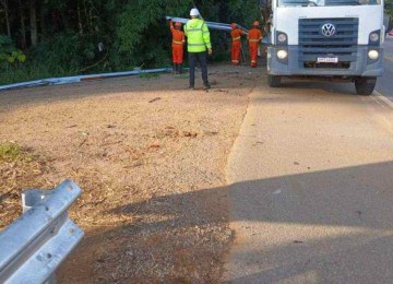 Acesso de estrada rural na BR-459 é reaberto em menos de 24 horas após ser instalado por concessionária. -  (crédito: Imagem cedida ao Terra do Mandu)