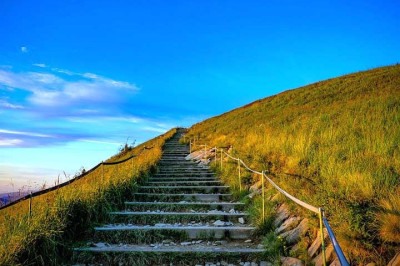 Pelo mundo, existem diversas grandes escadarias que, além de facilitar o acesso em terrenos desafiadores, tornaram-se verdadeiras atrações turísticas. Elas encantam pela história, arquitetura ou paisagem, sendo um marco em suas localidades.  -  (crédito: Imagem de krystianwin por Pixabay)