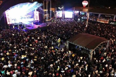 Carnaval de rua na cidade é tradicional na cidade -  (crédito: Divulgação/Prefeitura de Santa Vitória)