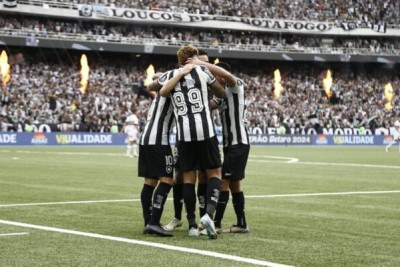 O Botafogo termina 2024 como campeão da Copa Libertadores e com o tri do Brasileirão. No Carioca, voltou a ganhar o título de consolo da Taça Rio. Já na Copa do Brasil, parou, novamente, nas oitavas de final.  Agora, é hora de mais um balanço de temporada - Foto: Vitor Silva/Botafogo  -  (crédito: Foto: Vitor Silva/Botafogo )