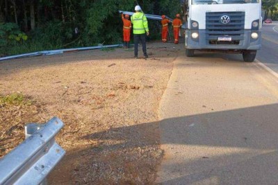 Acesso de estrada rural na BR-459 é reaberto em menos de 24 horas após ser instalado por concessionária. -  (crédito: Imagem cedida ao Terra do Mandu)