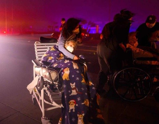 Idosos são rapidamente colocados em ambulâncias, enquanto fogo de aproxima de Pasadena