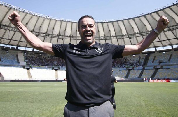 O REI DAS NOTAS MÁXIMAS! Artur Jorge recebeu nota 10 da avaliação do Jogada10 três vezes. O técnico é o recordista na temporada - Foto: Vitor Silva/Botafogo  