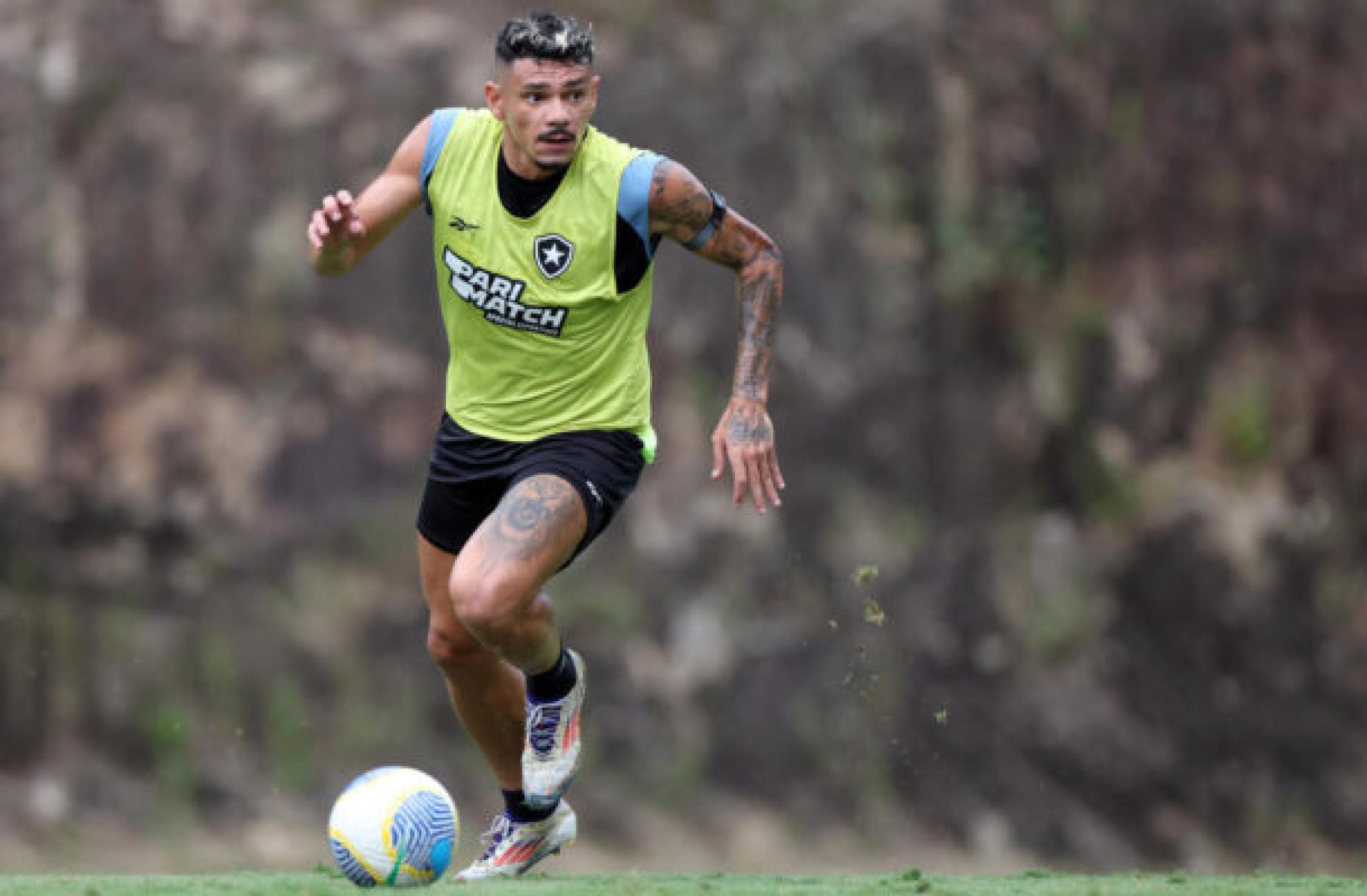 Santos treina com três reforços e fica no aguardo de Tiquinho