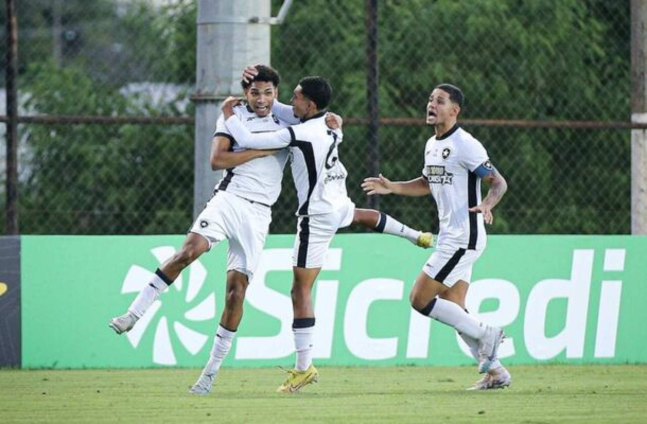 Botafogo vence Votuporanguense e garante liderança do grupo na Copinha
