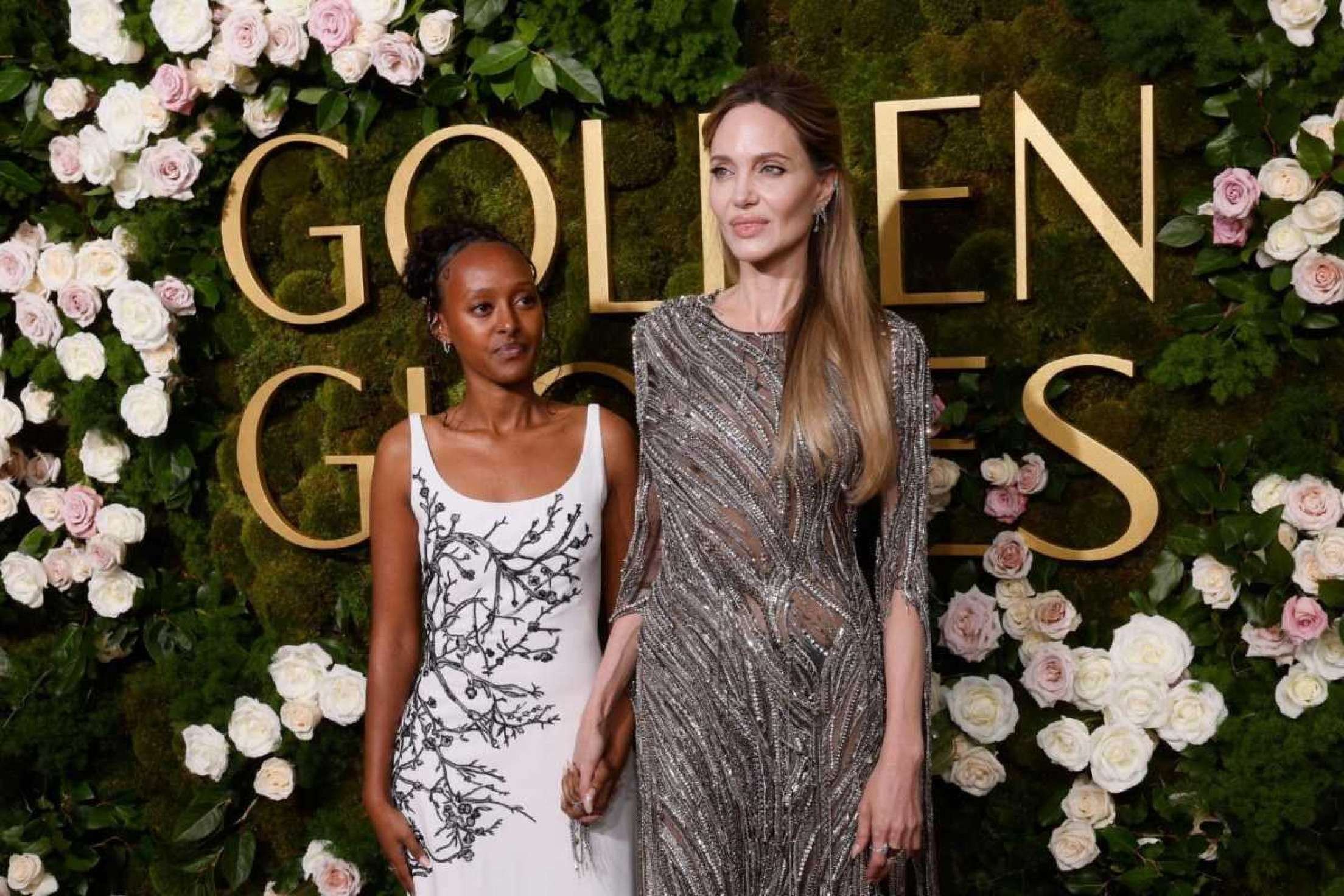 Angelina Jolie e a filha Zahara Jolie chegam para a 82ª edição anual do Globo de Ouro no hotel Beverly Hilton em Beverly Hills, Califórnia, em 5 de janeiro de 2025