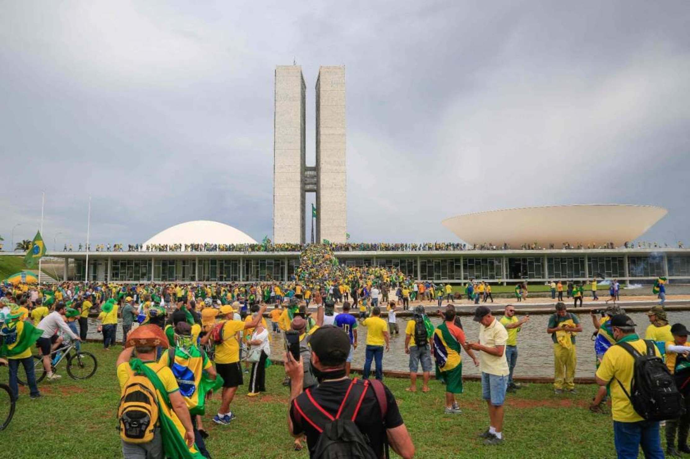 Em 8 de janeiro de 2023, extremistas invadiram e depredaram os prédios da Praça dos Três Poderes