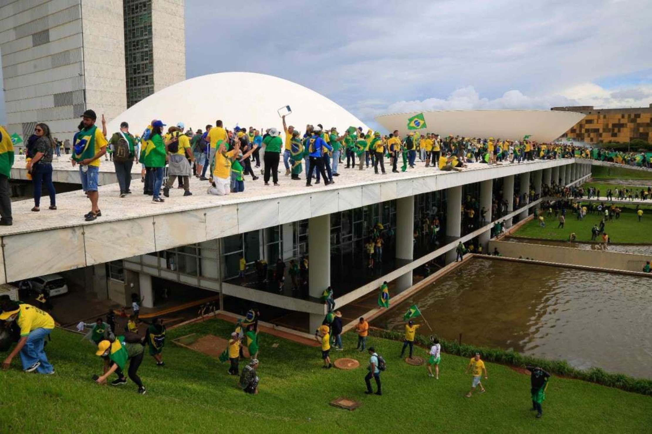 Diante da situação, o presidente Luiz Inácio Lula da Silva decretou intervenção federal para assumir a segurança do DF