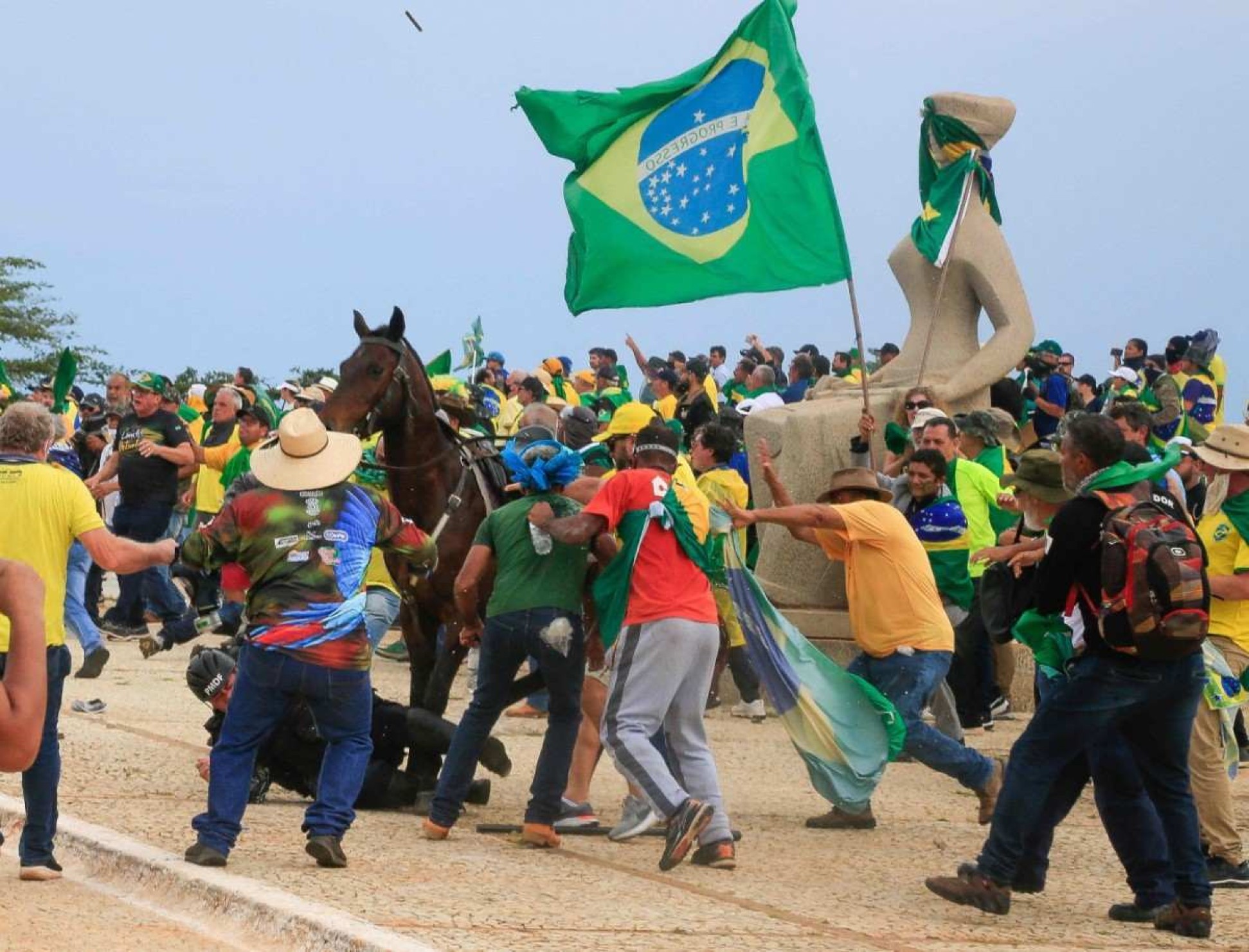 Até o momento, 898 réus foram responsabilizados criminalmente, sendo 371 prisões e 527 aplicações de penas alternativas