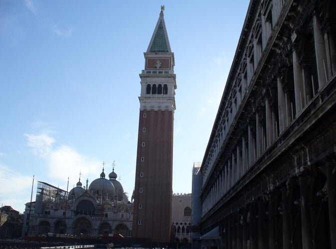 Campanário de São Marcos (século IX, reconstruído em 1912): O campanário mais alto de Veneza, com vistas panorâmicas da cidade e da lagoa. A estrutura original desabou em 1902 e foi reconstruída