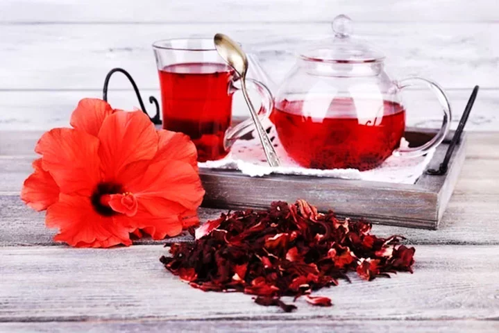 Alguns chás ainda têm a vantagem do aroma agradável, que se espalha pela casa. Entre eles, Hibisco (foto), Hortelã, Alecrim e Earl Grey (Bergamota). 