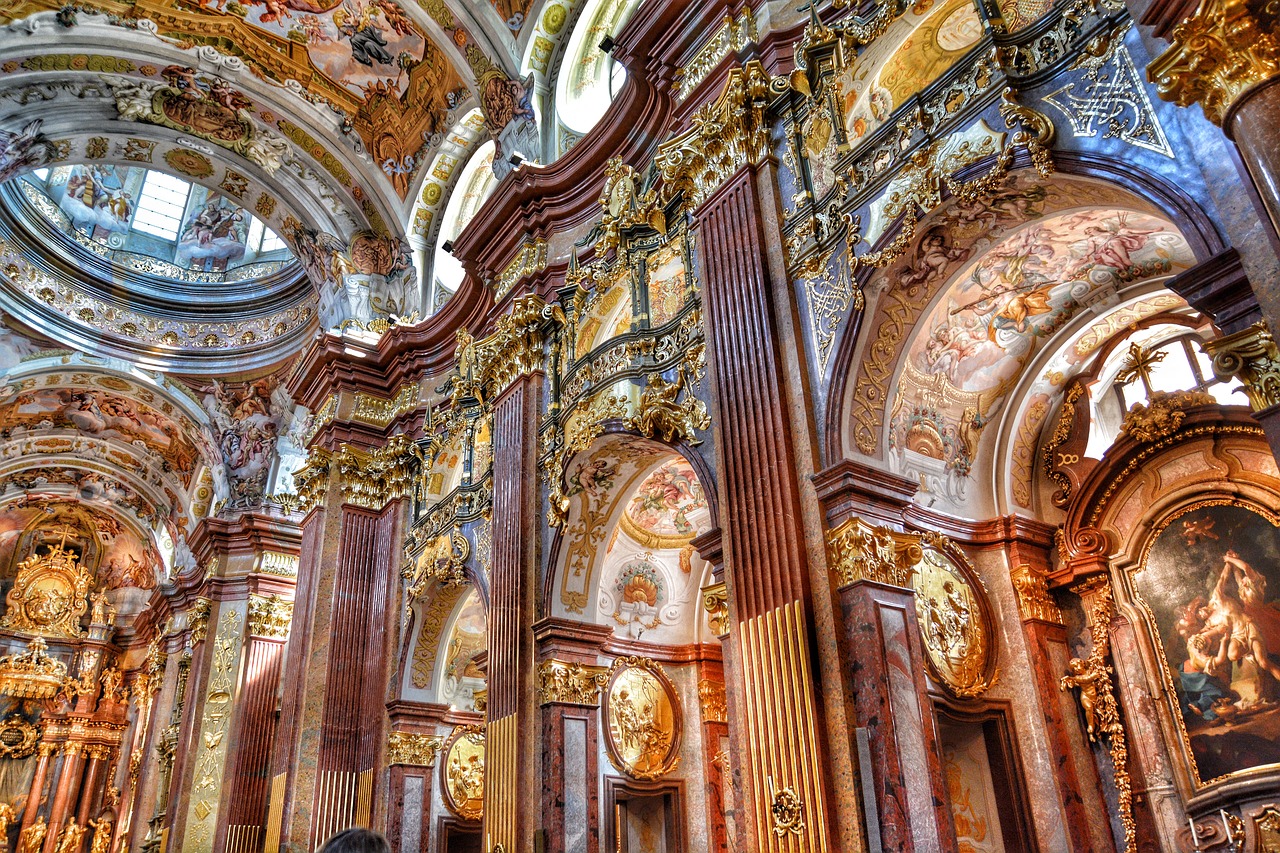 Na fachada, que é decorada com colunas e incrustações de mármores, se abrem três portais de bronze em substituição aos originais que foram destruídos durante o incêndio de 1595. 
