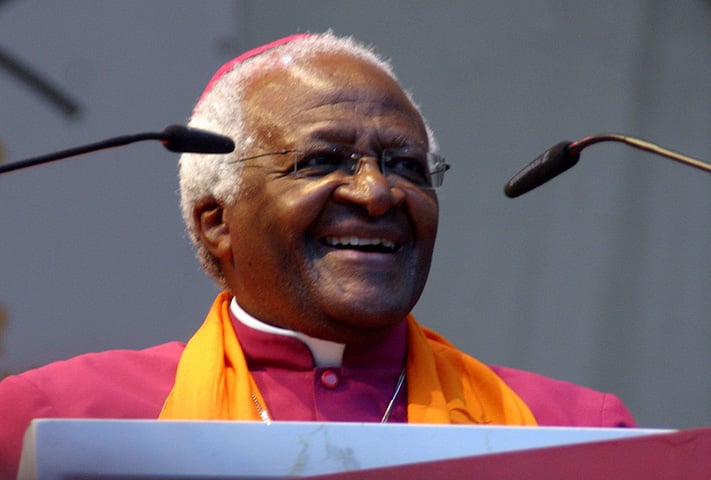 Desmond Tutu (1931-2021) - Arcebispo da Igreja Anglicana na Cidade do Cabo (África do Sul), também foi Primaz da Igreja Anglicana da África Austral entre 1986 e 1966. Foi laureado com o Prêmio Nobel da Paz por sua luta contra o Apartheid, o regime de discriminação racial em seu país natal.