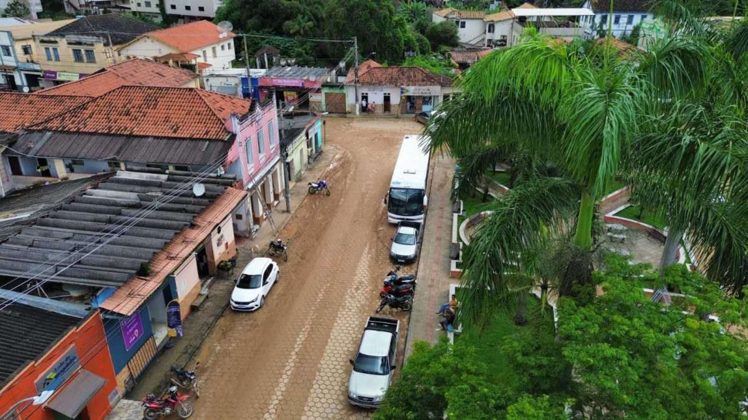 Chuvas destruíram duas pontes, o que deixou bairros ilhados. Ainda, 104 ficaram desalojadas e outras 15 desabrigadas