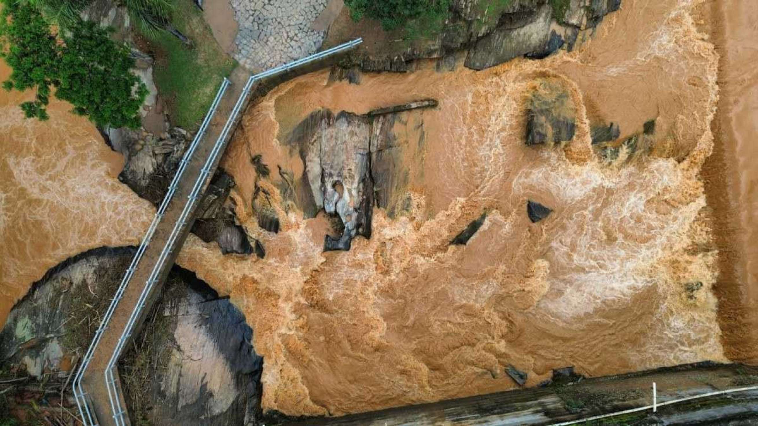 Chuvas destruíram duas pontes, o que deixou bairros ilhados. Ainda, 104 ficaram desalojadas e outras 15 desabrigadas