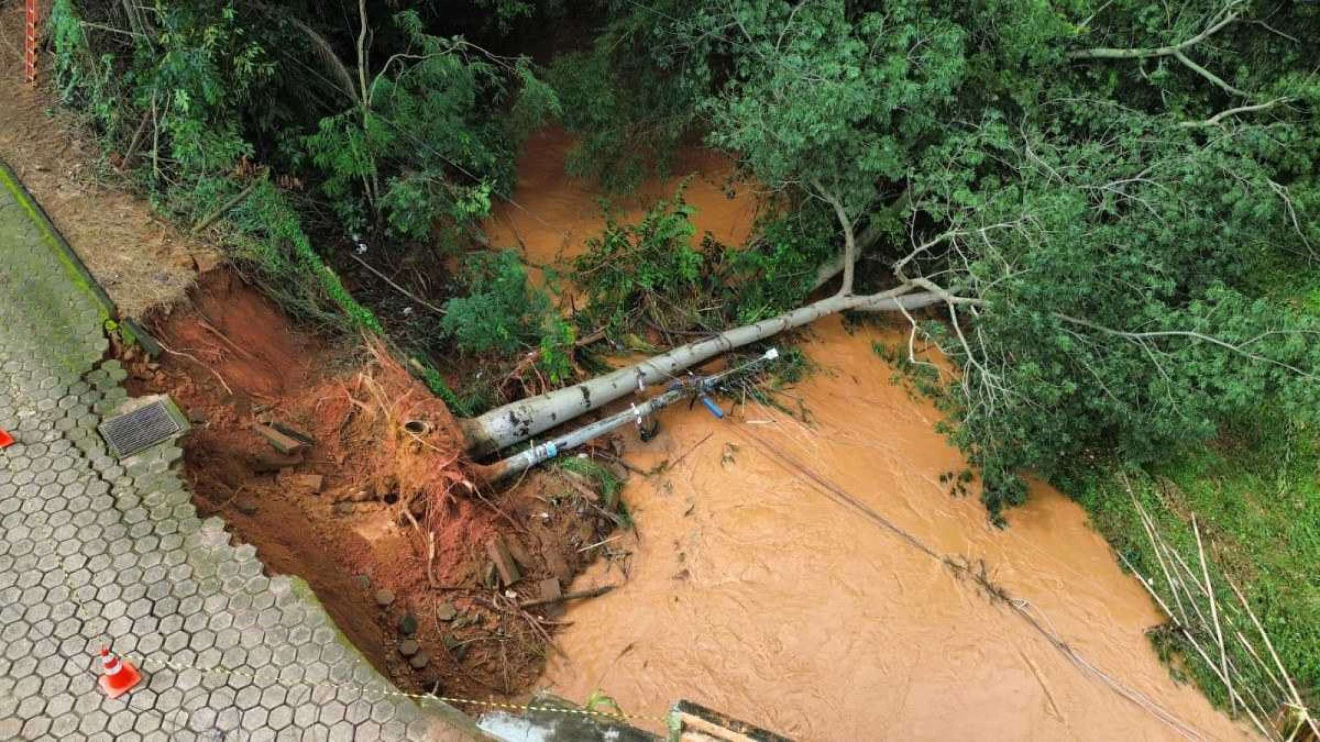 Chuvas destruíram duas pontes, o que deixou bairros ilhados. Ainda, 104 ficaram desalojadas e outras 15 desabrigadas