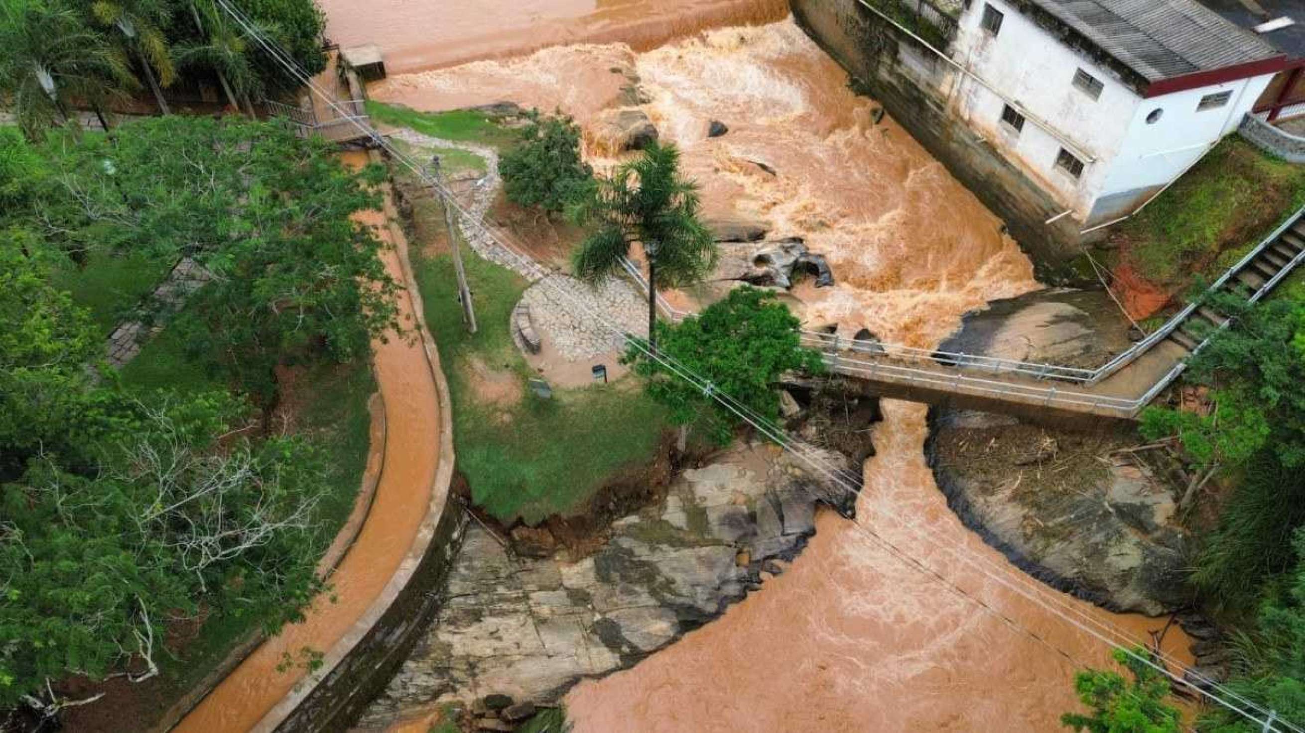 Chuvas destruíram duas pontes, o que deixou bairros ilhados. Ainda, 104 ficaram desalojadas e outras 15 desabrigadas