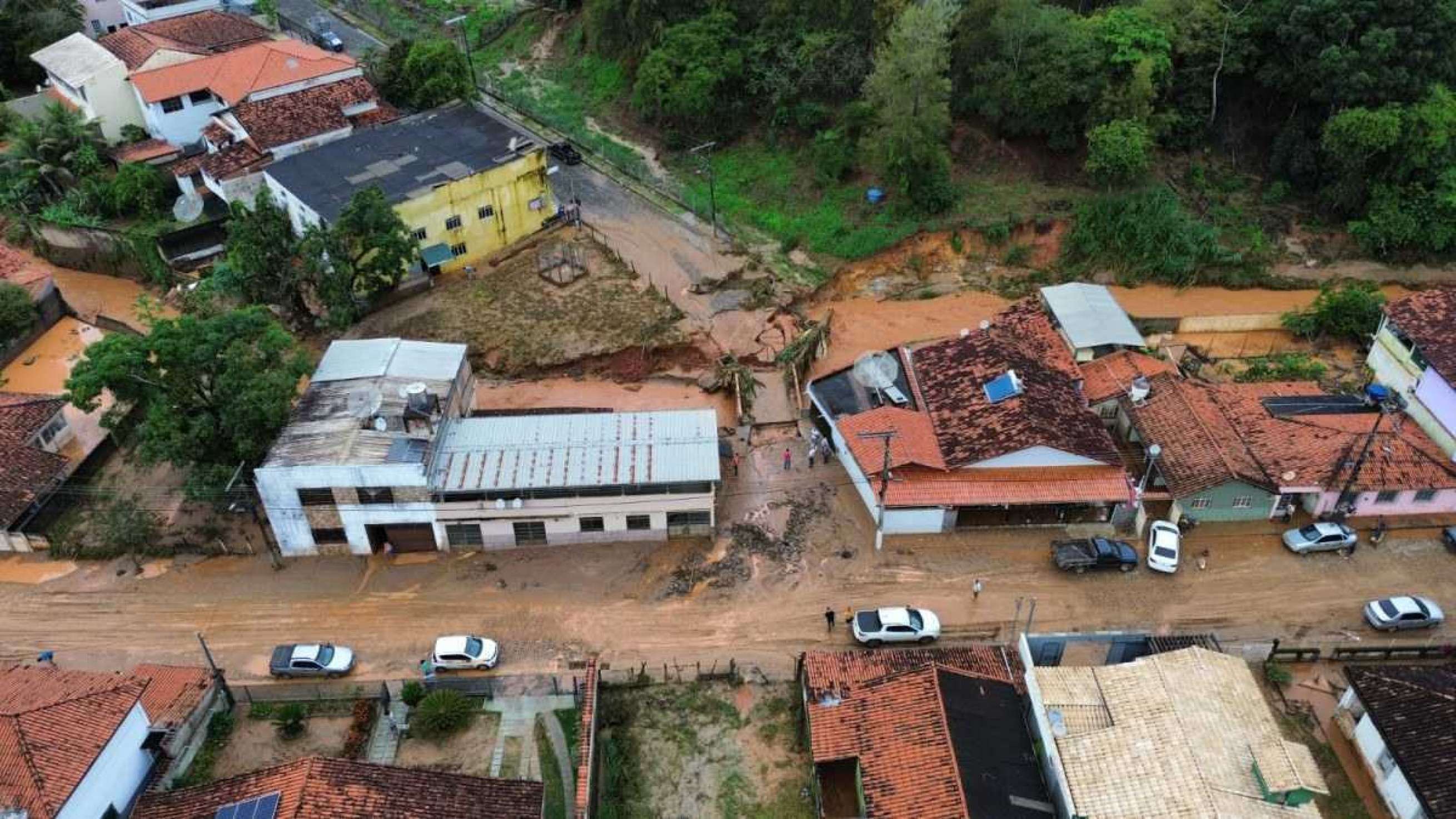 Chuvas destruíram duas pontes, o que deixou bairros ilhados. Ainda, 104 ficaram desalojadas e outras 15 desabrigadas