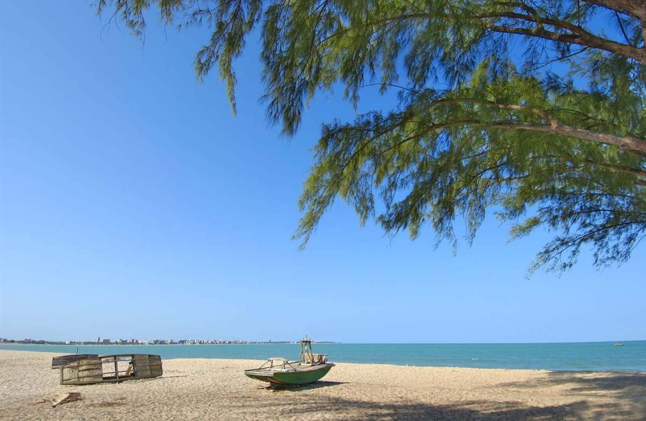 Praia do Bessa fica a 5km do Centro tem água morna, tranquila e limpa